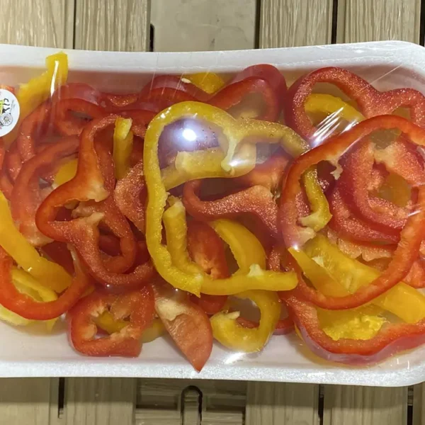 Peperoni tagliati in vaschetta